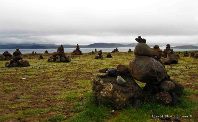 Cairs that somewhat resemble large volcanic poos. Photo by Blondie